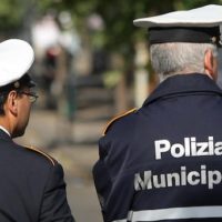 Denunciato dalla Polizia Municipale: vendeva capi di moda contraffatti