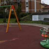 Nuovi giochi per bambini e un campetto di basket al parco di via Cividale