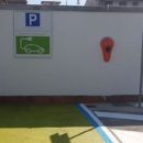 Un punto di ricarica per auto elettriche al parcheggio Toti