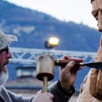 Esibizione dei maestri boscaioli di Asiago domenica in piazza del Grano a Pescia; nesci, arte e concerto a Castelvecchio
