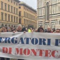 La protesta della città unita a Firenze per salvare le Terme. In 300 per chiedere che la Regione mantenga le promesse e acquisti il Tettuccio