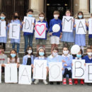 Un ultimo giorno di scuola diverso ma emozionante con foto ricordo davanti al Comune