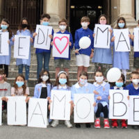 Un ultimo giorno di scuola diverso ma emozionante con foto ricordo davanti al Comune