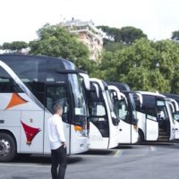 Parole della domenica, si rivedono turisti con i pullman e il Comune investe in un parcheggio dietro lo stadio