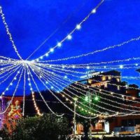 Montecatini Terme ha acceso le luminarie. Il sindaco: “Un segnale di ripartenza, di vita e di atmosfera natalizia”