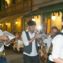 Cena sotto le stelle, musica e arte per i turisti in via Cavallotti alla vigilia di Ferragosto: l’evento si ripete da 40 anni