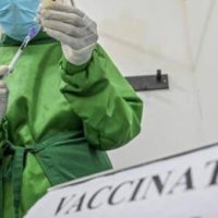 Contagi Covid in risalita : cresce la pressione sugli ospedali. Vaccini per tutti gli over 12: appello per fare la quarta dose