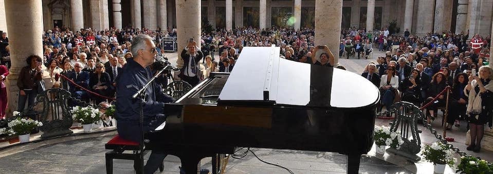 Bocelli trionfa negli articoli più letti nel mese di aprile