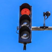 Parole della domenica, il caso: raffica di multe ai semafori con i nuovi T-Red