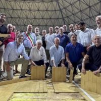 Il Comune assegna l'”Airone d’oro” a Vito Panati; pezzi di parquet del Palaterme donati ai protagonisti del grande basket termale