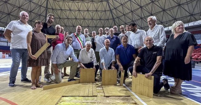 Il Comune assegna l'”Airone d’oro” a Vito Panati; pezzi di parquet del Palaterme donati ai protagonisti del grande basket termale