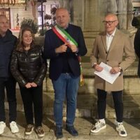 Parole della domenica, regali speciali nell’uovo di Pasqua per la città: luci per la centenaria fontana in piazza e pulizia nel giardino della parte storica dell’Excelsior