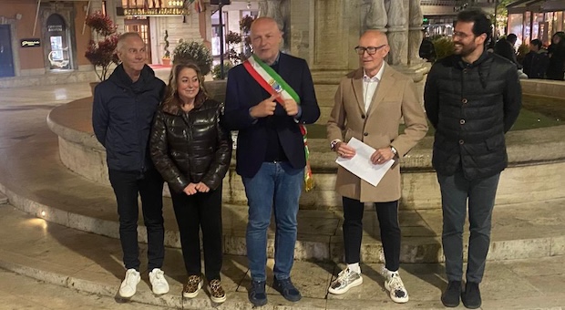 Parole della domenica, regali speciali nell’uovo di Pasqua per la città: luci per la centenaria fontana in piazza e pulizia nel giardino della parte storica dell’Excelsior