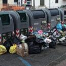 Parole della domenica, cresce l’emergenza dei rifiuti selvaggi abbandonati vicino ai cassonetti (e non solo)