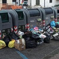 Parole della domenica, cresce l’emergenza dei rifiuti selvaggi abbandonati vicino ai cassonetti (e non solo)