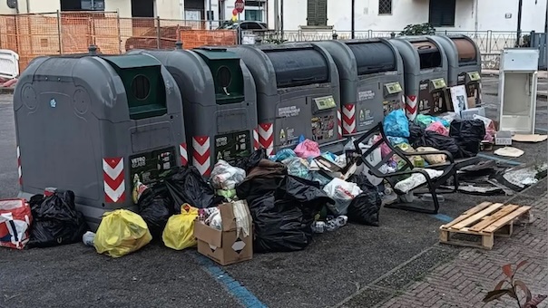 Parole della domenica, cresce l’emergenza dei rifiuti selvaggi abbandonati vicino ai cassonetti (e non solo)