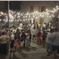 Feste d’estate: torna la sagra delle pesche ad Avaglio; bomboloni e sangria a Castelvecchio