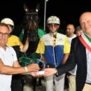 La stagione all’Ippodromo Sesana entra nel vivo: il favorito Goodbye Kiss domina il Gran premio Nello Bellei
