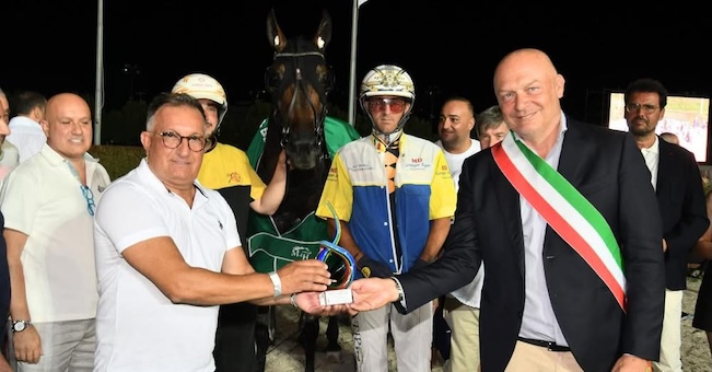 La stagione all’Ippodromo Sesana entra nel vivo: il favorito Goodbye Kiss domina il Gran premio Nello Bellei