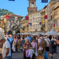 “Pescia antiqua” domenica 26 luglio in piazza Mazzini e centro storico con bancarelle di antiquariato, artigianato di qualità, vintage e collezionismo