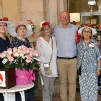Parole della domenica, Ferragosto in tono basso ma all’insegna di rose e gentilezza. Lontani i tempi del tutto esaurito negli stabilimenti termali e negli alberghi