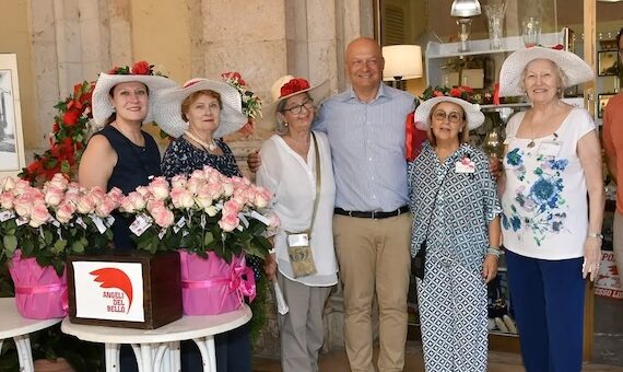 Parole della domenica, Ferragosto in tono basso ma all’insegna di rose e gentilezza. Lontani i tempi del tutto esaurito negli stabilimenti termali e negli alberghi