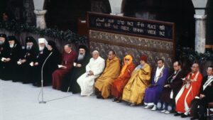 Giovanni Paolo II, al centro, con i rappresentanti delle religioni il 17 ottobre 1986 ad Assisi: alla sua sinistra il Dalai Lama (foto Apf / Archivio Corsera)